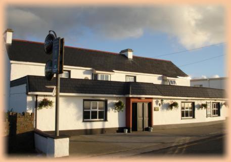 Hopper Inn Bar & Guest Accommodation Ballynaskreena Exterior foto