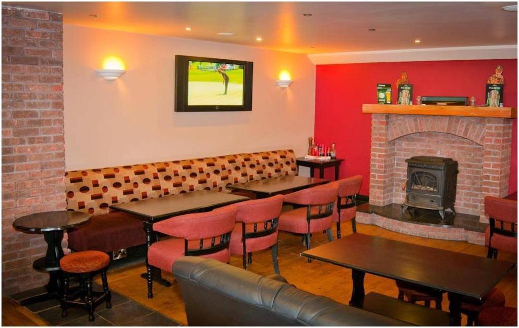 Hopper Inn Bar & Guest Accommodation Ballynaskreena Exterior foto